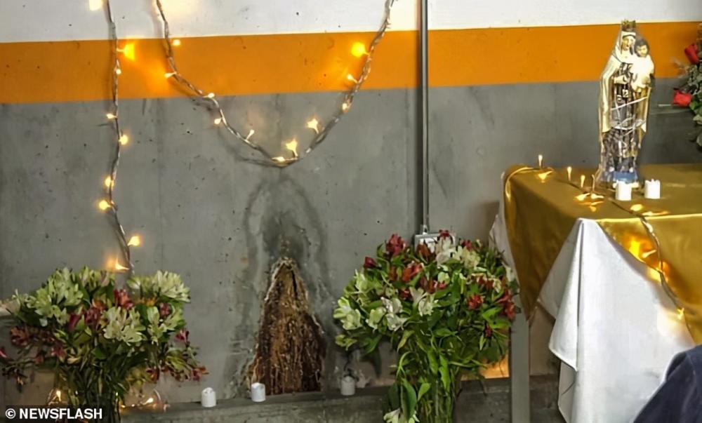 哥伦比亚民众搭祭坛,每日参拜墙面水渍,称是"圣母玛利亚显灵"