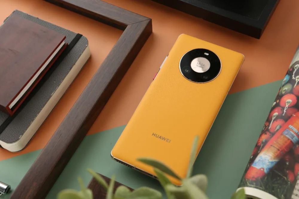 华为mate40pro秋日胡杨图赏平衡又精致的艺术美学