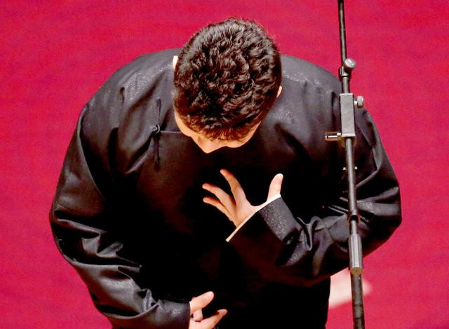 德云社演员鞠躬照对比张云雷的姿势最绅士烧饼简直是张飞附体