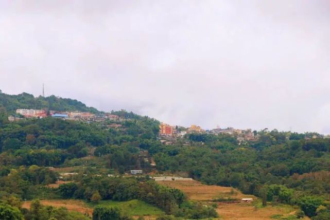 勐卡鎮是西盟的老縣城,巍峨佤山,雲巔之上,如佤族人心中對於司崗裡的