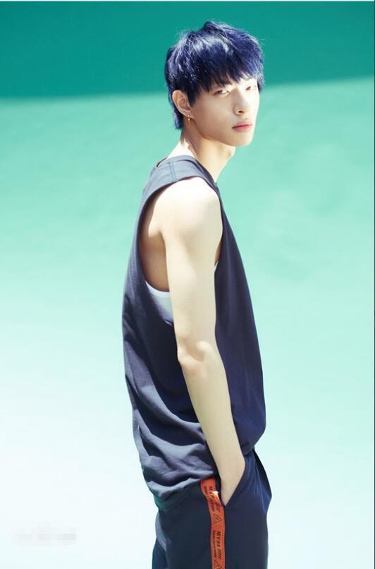 现场曝光oner木子洋被私生跟车追尾膝盖二次受伤嘴角也破了惹人疼