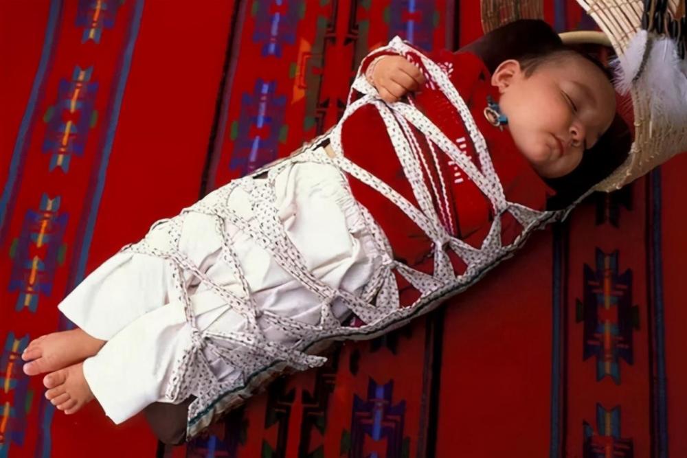 "蜡烛包"可防止宝宝出现异形腿?别傻了,你的无知可能会害了娃