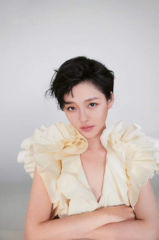 大s凸凹短发的刘海配上柔美的适宜造型尽显满满的少女感