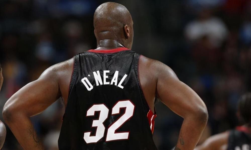 而32号球队最具代表性的球员当属湖人队传奇球星魔术师约翰逊,他职业