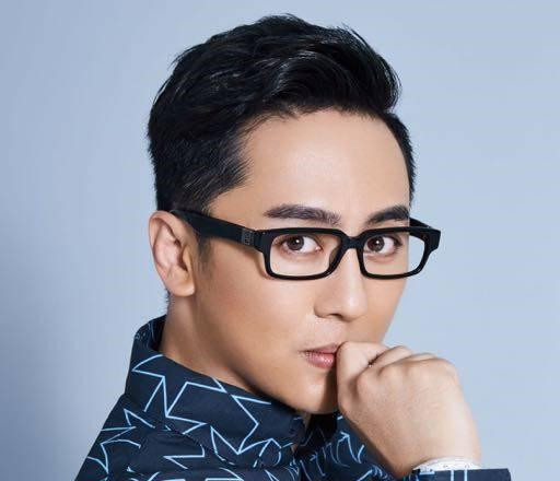 虽然程成没能出演《还珠格格》,但他的主持工作走向了正轨.