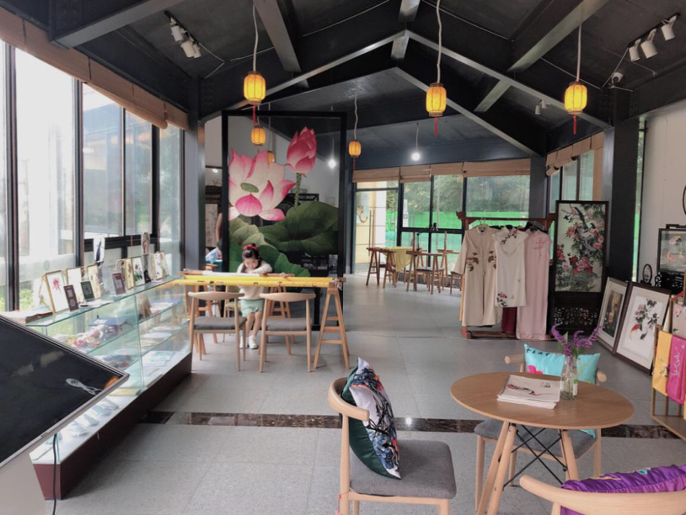 打卡成都残疾人文创地图郫都和绣坊让美丽技艺与残疾人文创碰撞火花