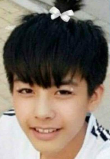 宋威龙的风格也太特别了,这次硬照的荷尔蒙气息 少年感好绝!