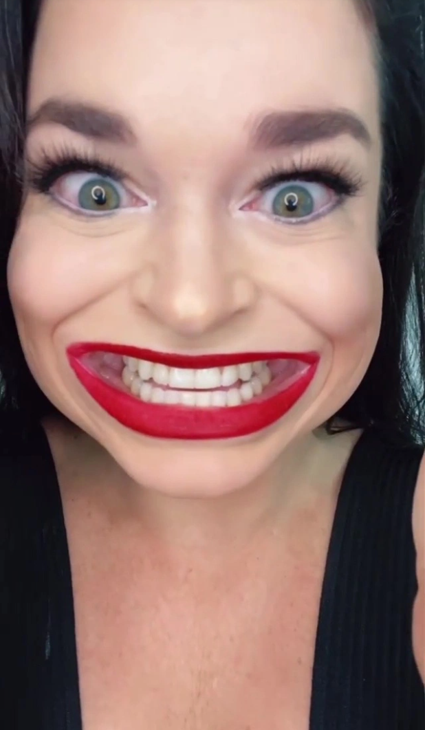 美30岁女子靠"大嘴"走红,每条视频赚10万,9厘米长唇欲挑战吉尼斯_腾讯