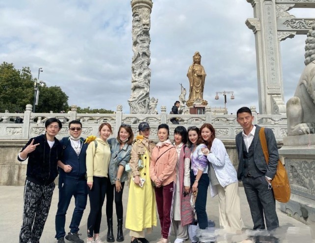 范冰冰|范冰冰被造谣怀孕，她现身机场脱外套秀蛮腰，力证自身清白