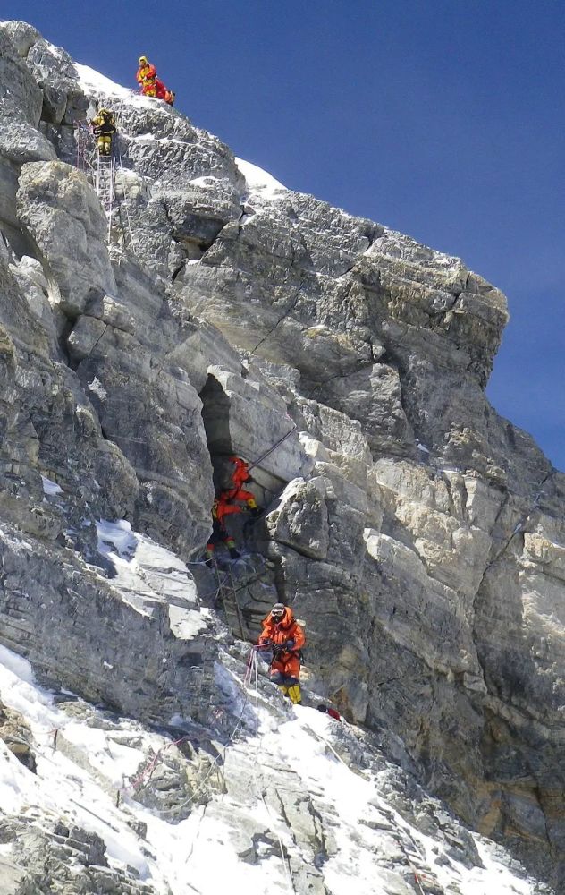 从北坳登上珠峰峰顶一路上会看到什么岩石