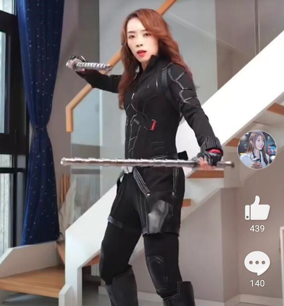 余霜cos漫威黑寡妇,动作不协调,身材走样,女神变成女神经?