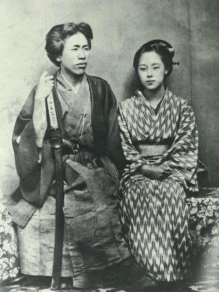 高子与首任丈夫父亲离开时,楠本稻35岁,楠木高子10岁,两人相依为命,靠