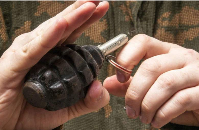 手雷落地瞬间,士兵能捡起来丢回去吗?专家:超人才能做到