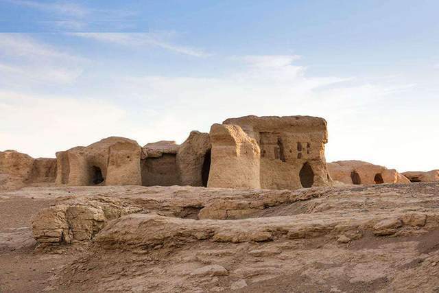 位于罗布泊西岸的古城楼兰一度繁荣一时,它位于古代丝绸之路的主要