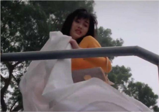 周星驰突然起了点儿"坏心思",对着陈德容的白裙子吹了口气