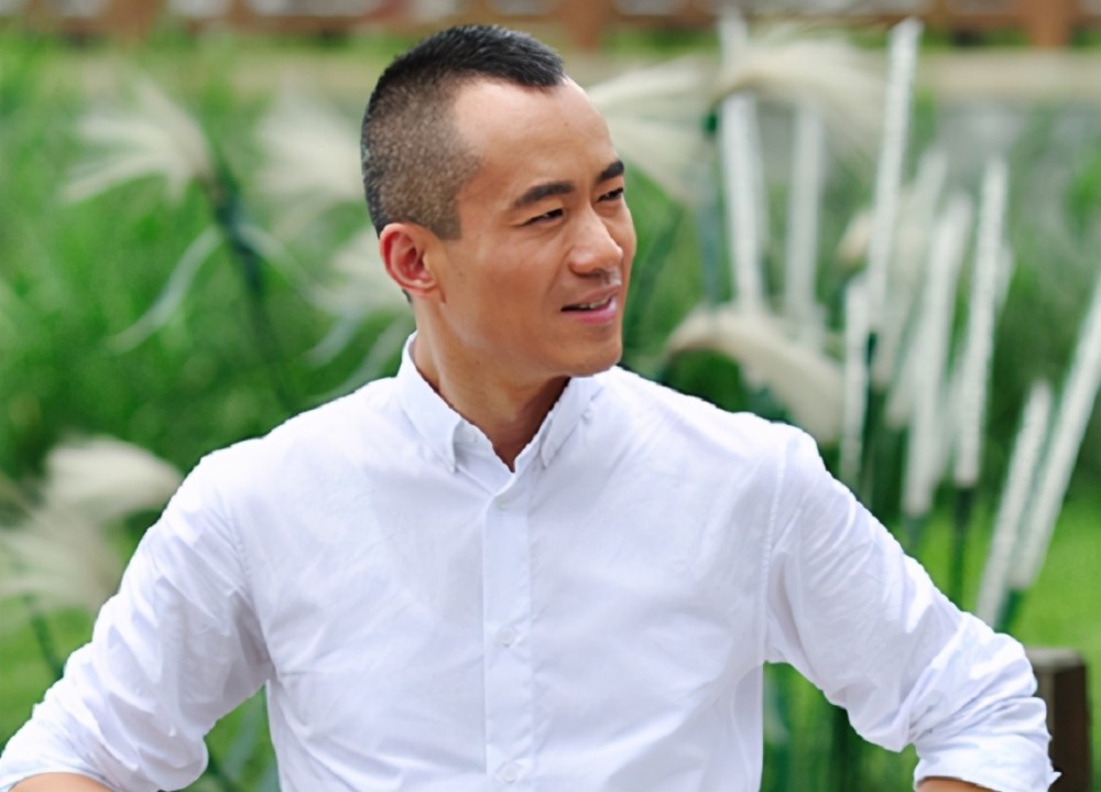 央视名嘴邱启明公开怼央视聚众打司机怼天怼地自毁前程