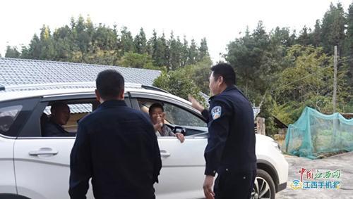 大余2020高考江西排名_暖新闻·江西2020大余县一考生临考崴到脚民警背赴考