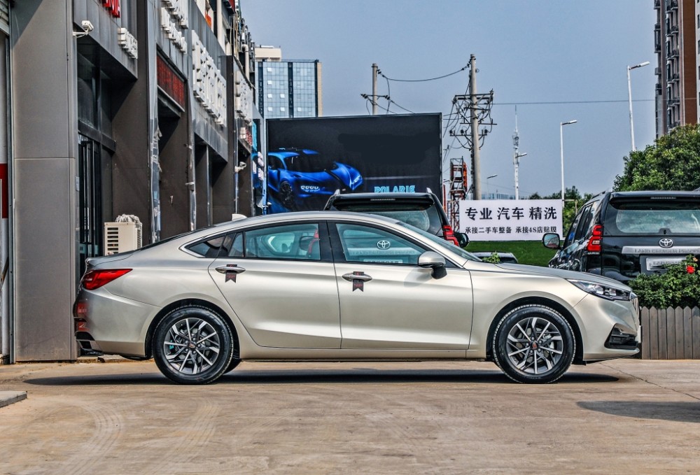 从侧面看,h5同样采用溜背的设计,不同的是h5车身相对圆润光滑,并没有