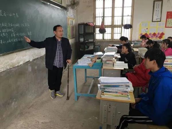 李军是湘乡市壶天镇山坪中学的一名教师,今年51岁.