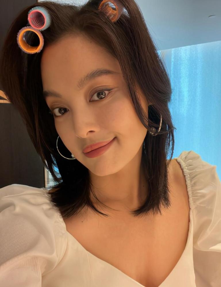 辛芷蕾"胖"上热搜后,再晒素颜自拍予以正面回应,这次是真瘦了