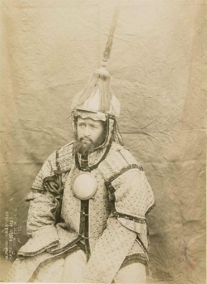 首先是道光25年,张格尔之乱,张格尔带领数万浩罕汗国军队入侵我国.