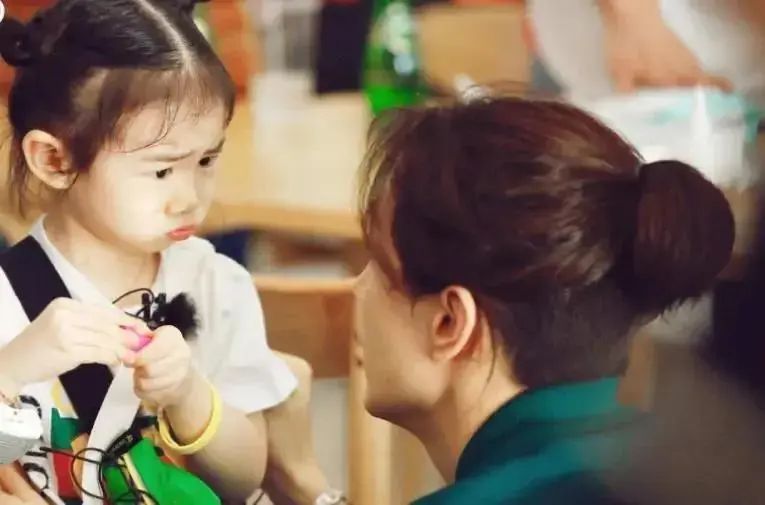 想想办法吧爸爸|戚薇Lucky堪称“翻版”，杨紫母女就是：生了个自己