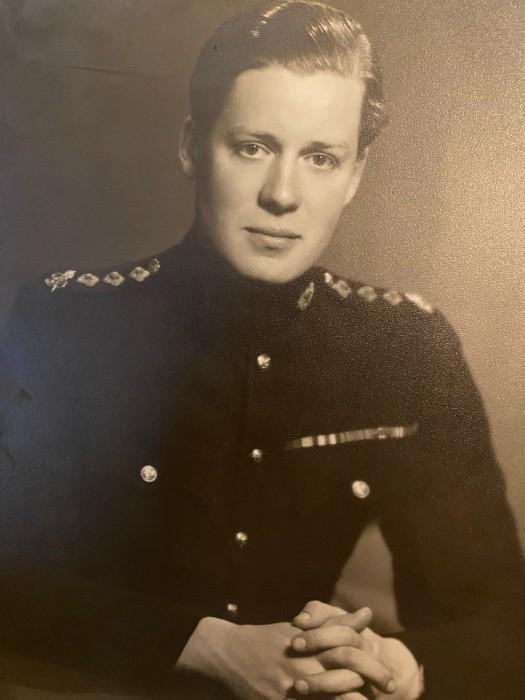 查尔斯·斯宾塞,分享了他父亲罕见的照片,与戴安娜王妃像极了