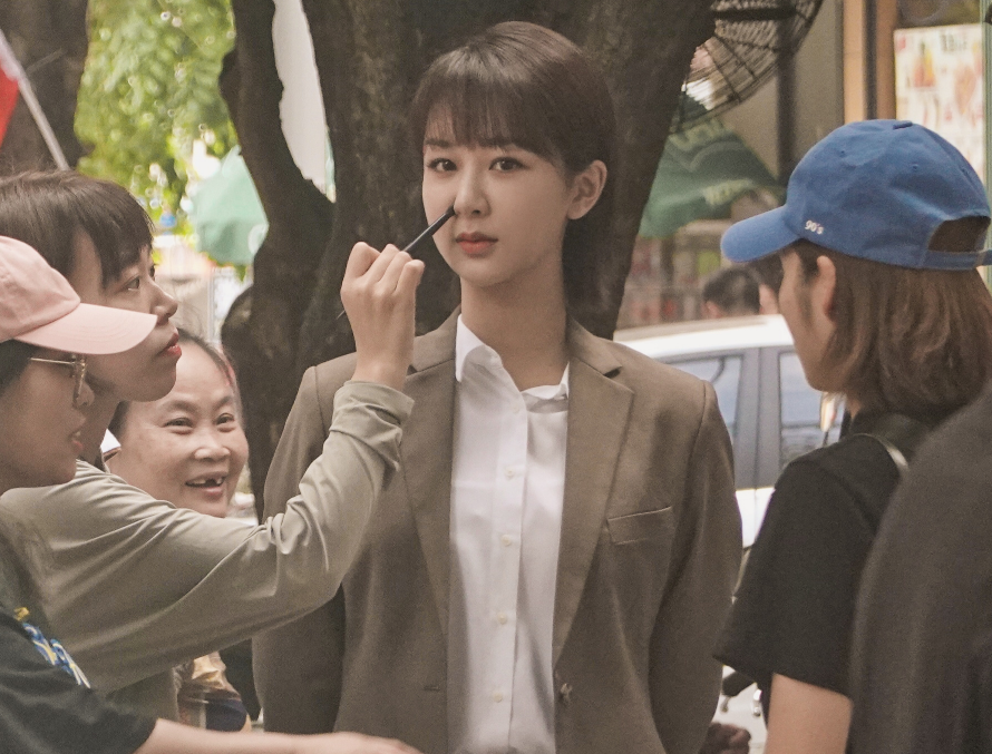 杨紫《女心理师》路透,一身笔直的西装帅气,"贺医生"本人吧