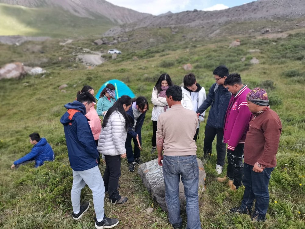 参观玛沁县雪山乡日赛牧民专业合作社.