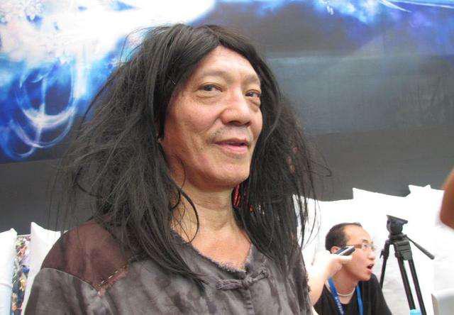 63岁袁祥仁近照公开与细龟合照满面红光心情好背包帽子节俭