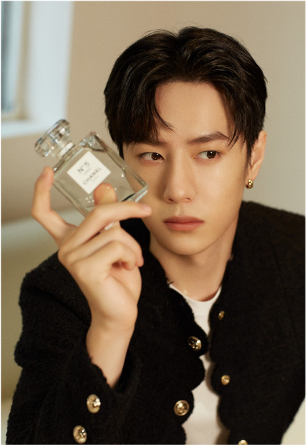 王一博代言香奈儿蔚蓝男人香水.