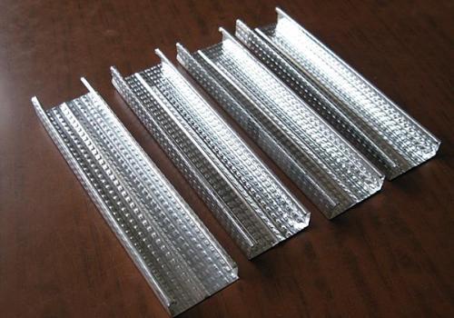 轻钢龙骨在施工时必须和主龙骨,覆面龙骨以及挂扣件等组合起来,所以