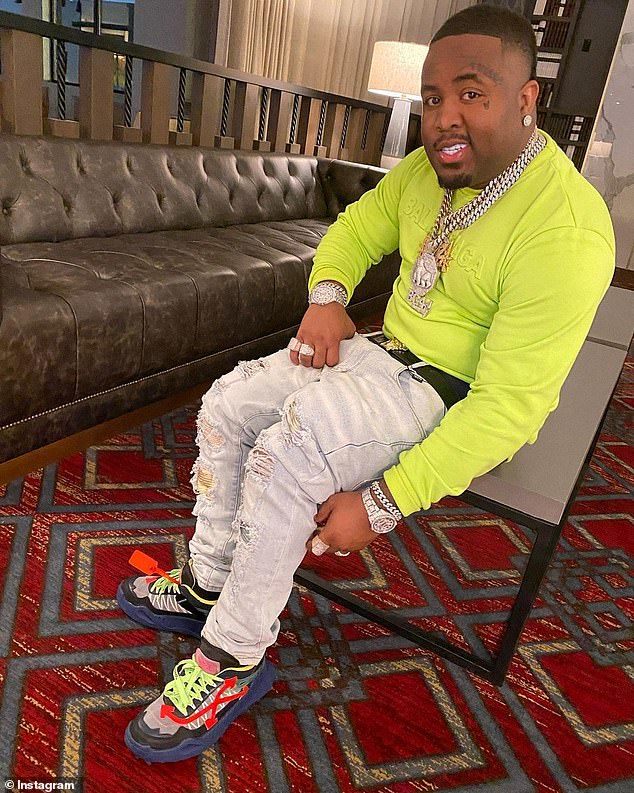 美国爱炫富黑人说唱歌手开车时被枪手逼停下车逃跑时被击毙