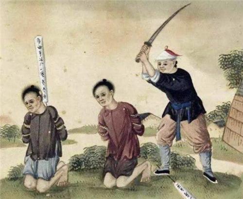 古代刽子手行刑前,为何都要往刀上喷一口烈酒?