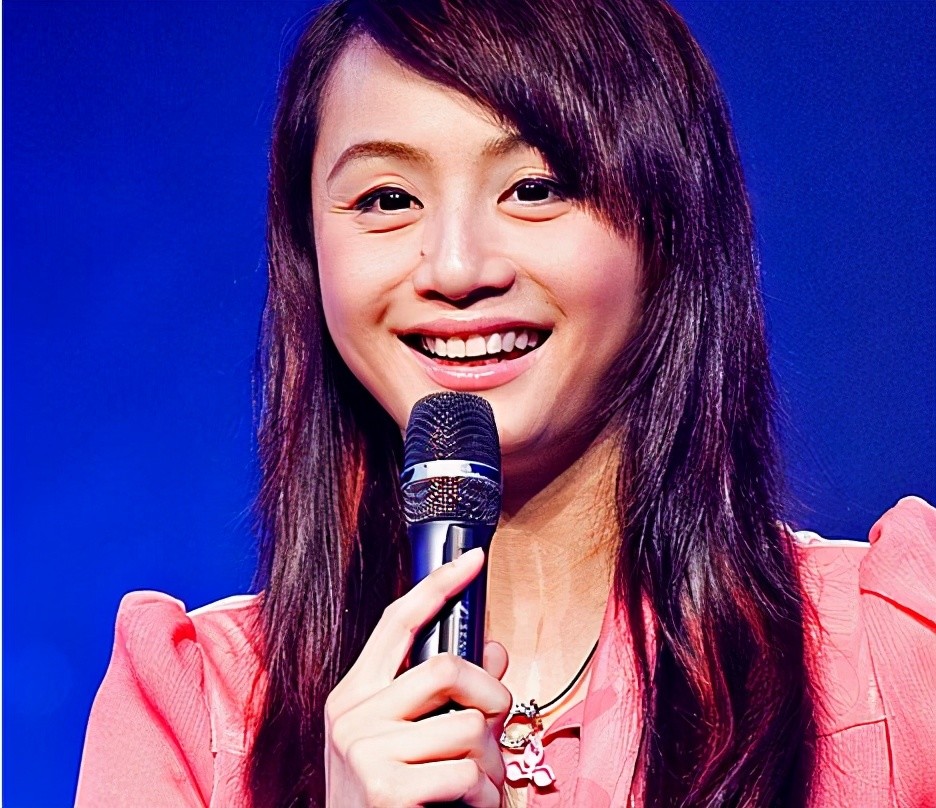 46岁曹颖重登《天天》舞台,穿过膝长靴秀美腿,看了都羡慕