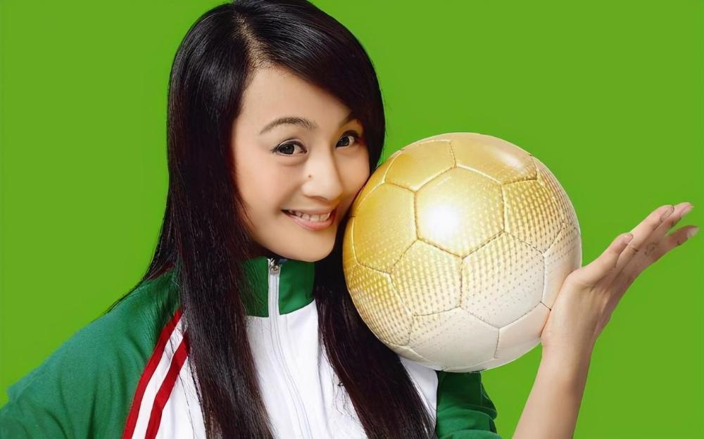 46岁曹颖重登《天天》舞台,穿过膝长靴秀美腿,看了都羡慕