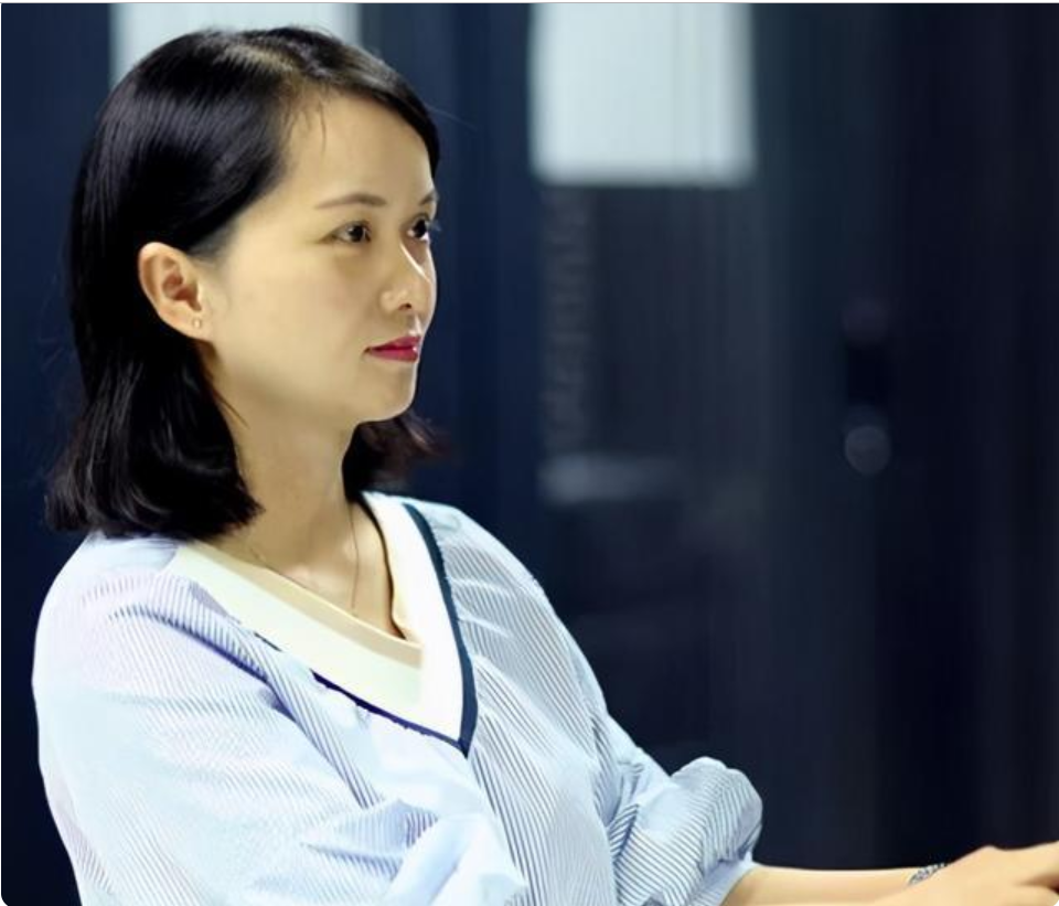 还记得那个大眼睛女孩苏明娟吗?如今家庭事业双丰收,官至副厅级