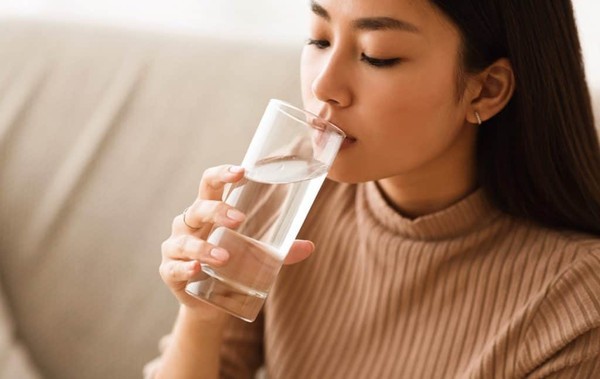 喉咙痛不用吃药 喝 这6种饮品 便宜又有效 喉咙 薄荷 姜汁 喉咙痛 蜂蜜 大蒜