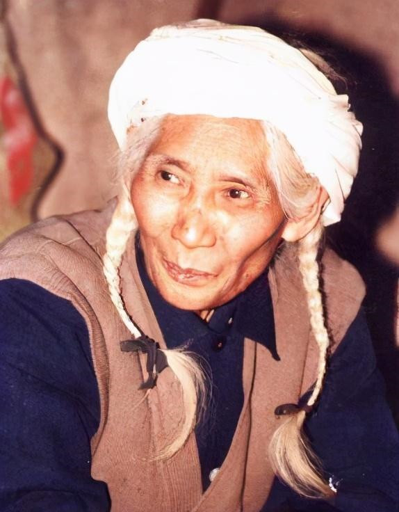 真实的白毛女被逼深山17年浑身赤裸当了野人事迹堪称传奇