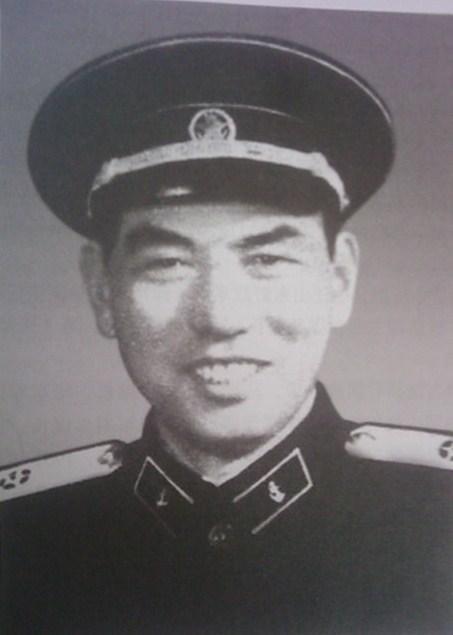 他是山东人是东海舰队第一任参谋长他是谁