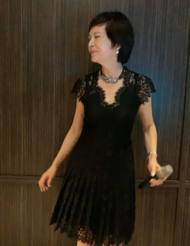 熊海灵的不幸遭遇确实令人心疼,但相信以后的她会活得更加闪耀,也希