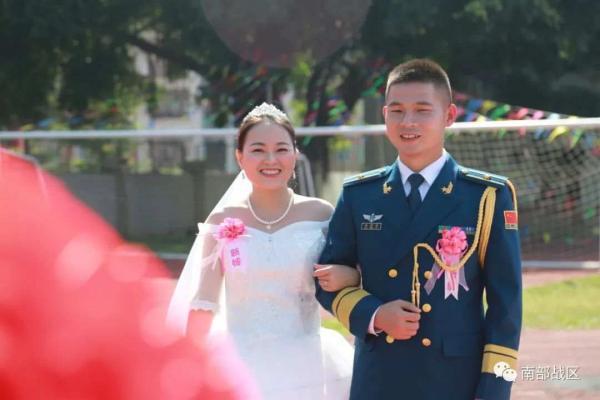 海誓山盟"集体婚礼95112部队隆重举行11月11日上午阳光让婚纱格外明媚