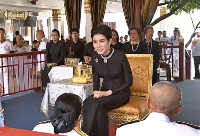 泰国贵妃首次代表泰王参加葬礼黑色礼服配珍珠项链高贵又时尚