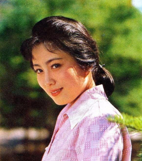 虽然周丽娜并不是科班出身,但是她天资聪颖,长相也出众,深受导演青睐.