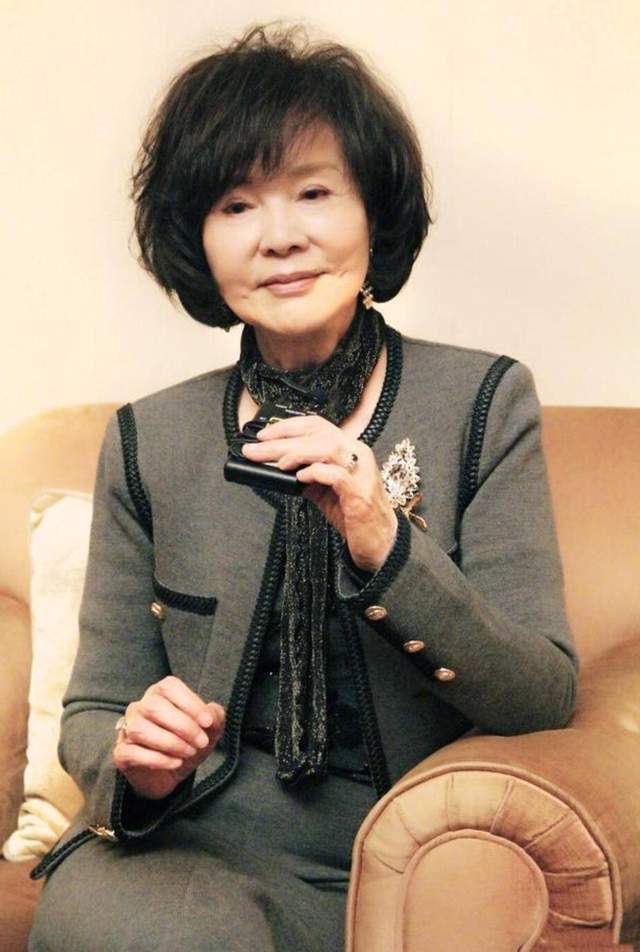 归亚蕾越老越精致穿小香风套装气质高贵典雅76岁还是万人迷