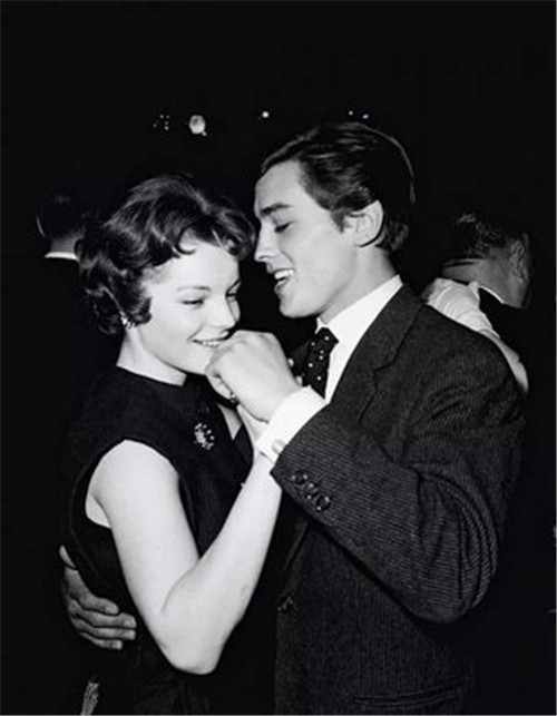 阿兰·德龙:抢走"皇后",威胁保镖,晚年仅有3只狗狗相伴