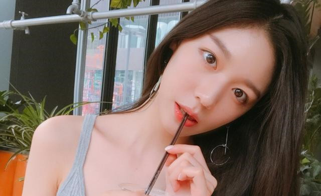 她平时也经常在个人社交平台上晒各种奢侈品,而綦美合的父亲是綦建虹