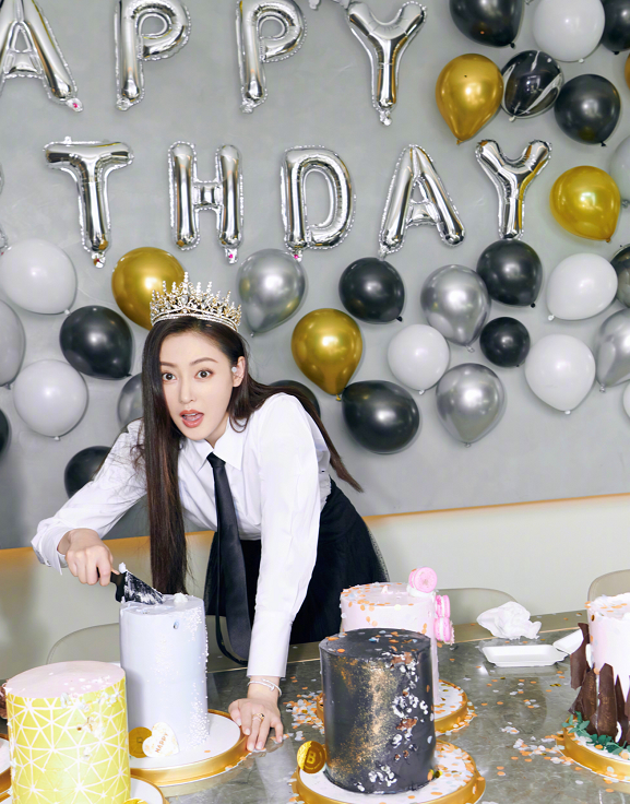 张天爱庆祝30岁生日,穿"校服"笑容甜美,看到蛋糕款式,怪我没见过世面