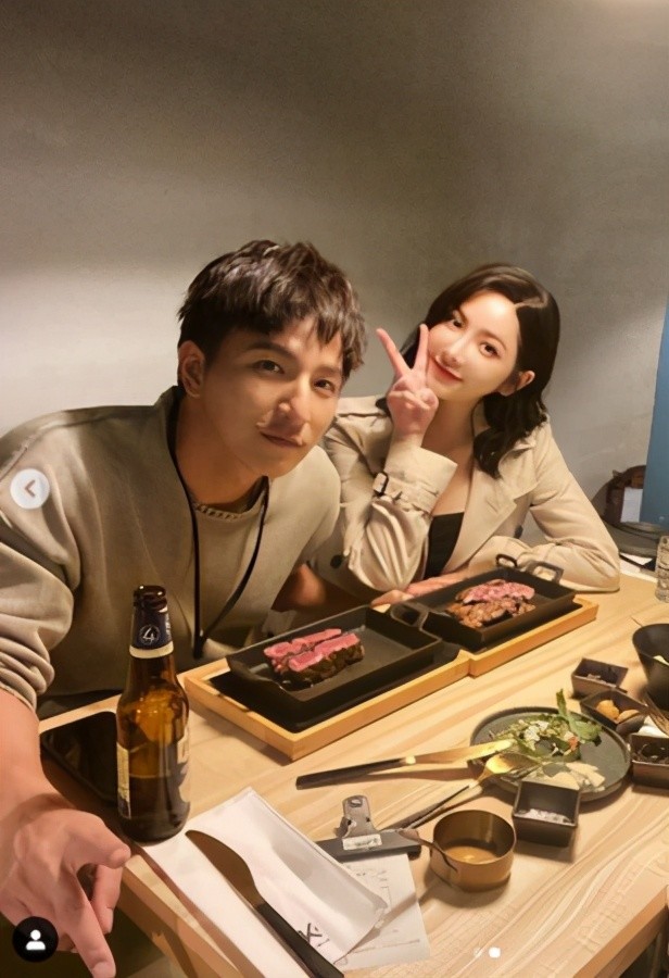 杨奇煜(小煜)7月底宣布和小7岁的护理师女友言言结婚,11天后还宣布了