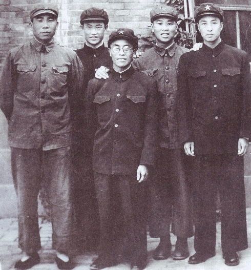 黄连秋倒是一脸平静,他说出门在外难免磕磕碰碰,这时候有个针线包在手